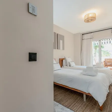 New Renovated Front Line Playa Rocio Puerto Banus 아파트