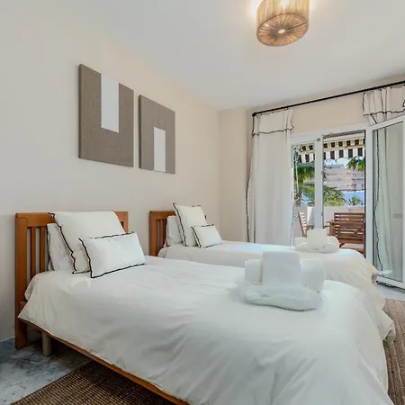 아파트 New Renovated Front Line Playa Rocio Puerto Banus 마르베야